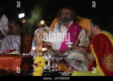 Bengaluru, Karnataka, 1 mars 2022: L'art de vivre fondateur Sri Sri Ravi Shankar effectuant des rituels à Lord Shiva pendant Rudra Puja à l'occasion du festival Maha Shivratri à Ashram à Bengaluru. Crédit : Sumit Saraswat/Alay Live News Banque D'Images