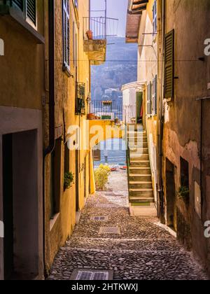 Stresa, Piémont, Italie - 28 février 2022 : ancien village de l'Isola dei Pescatori (île des pêcheurs), une île du lac majeur, le deuxième grand Banque D'Images