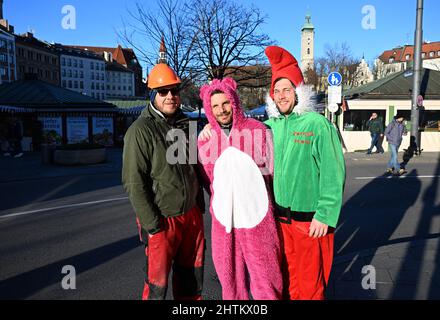 Munich, Allemagne. 01st mars 2022. Thomas, Basta et Robert se trouvent au Viktualienmarkt de Munich. Le carnaval des femmes du marché a été annulé. Credit: Felix Hörhager/dpa/Alay Live News Banque D'Images