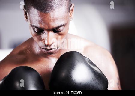 Visualisation de la réussite. Un jeune boxeur prenant un certain temps de visualiser avant un combat. Banque D'Images
