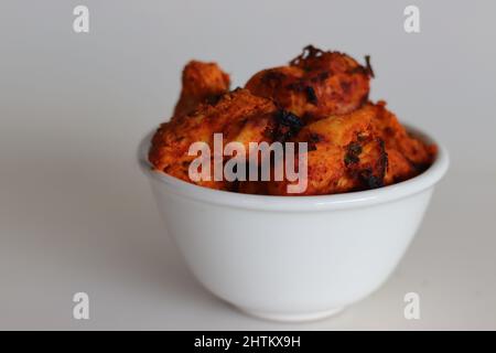 En-cas de poulet grillé dans un bol. Prise de vue sur fond blanc Banque D'Images