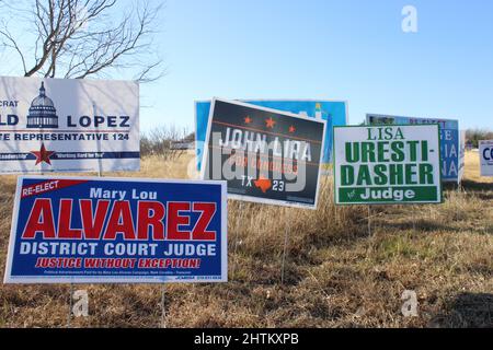 San Antonio, États-Unis. 01st mars 2022. La campagne politique signe autour de la branche Johnston de la bibliothèque publique de San Antonio le premier jour d'élection du Texas à San Antonio, Texas, États-Unis, le 1 mars 2022. (Photo par Carlos Kosienski/Sipa USA) crédit: SIPA USA/Alay Live News Banque D'Images