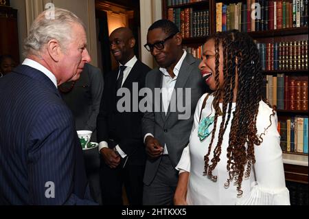 Le Prince de Galles s'entretient avec l'acteur David Harewood et la compositeur Shirley Thompson lorsqu'il organise une réception pour les partisans de la Powerlist à Clarence House à Londres. Date de la photo: Mardi 1 mars 2022. Banque D'Images