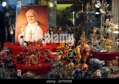 Rome (Italie), 30/04/2011: Les articles religieux magasinent la béatification de Jean-Paul II ©Andrea Sabbadini Banque D'Images