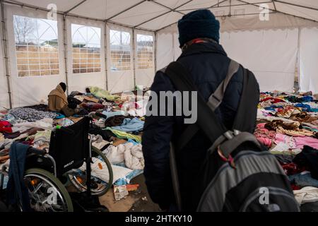 Medyka, Pologne. 01st mars 2022. Des réfugiés de guerre d'Ukraine traversent la Pologne au poste-frontière de Medyka, le mardi 1 mars 2022. L'assaut militaire de la Russie contre l'Ukraine en est maintenant à son sixième jour. Crédit : Ondrej Deml/CTK photo/Alay Live News Banque D'Images