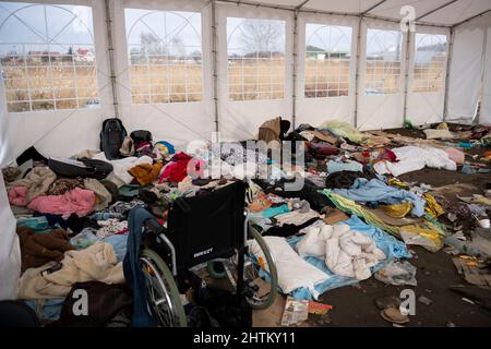 Medyka, Pologne. 01st mars 2022. Des réfugiés de guerre d'Ukraine traversent la Pologne au poste-frontière de Medyka, le mardi 1 mars 2022. L'assaut militaire de la Russie contre l'Ukraine en est maintenant à son sixième jour. Crédit : Ondrej Deml/CTK photo/Alay Live News Banque D'Images