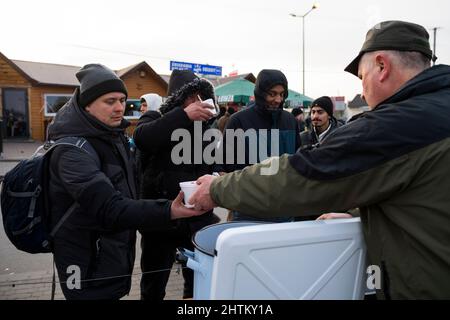 Medyka, Pologne. 01st mars 2022. Des réfugiés de guerre d'Ukraine traversent la Pologne au poste-frontière de Medyka, le mardi 1 mars 2022. L'assaut militaire de la Russie contre l'Ukraine en est maintenant à son sixième jour. Crédit : Ondrej Deml/CTK photo/Alay Live News Banque D'Images