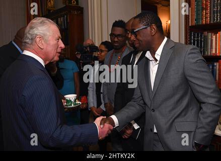 Le Prince de Galles parle avec David Harewood alors qu'il accueille une réception pour les partisans de la Powerlist à Clarence House à Londres. Date de la photo: Mardi 1 mars 2022. Banque D'Images