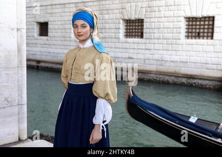 Femme dans un magnifique costume et masque vénitien traditionnel posant comme la fille de Vermeer avec une perle Earring au carnaval de Venise, venise, Italie Banque D'Images