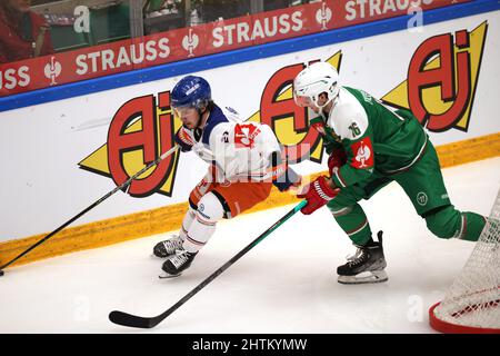 Angelholm, Suède 01 mars 2022. Kristian Tanius de Tappara et Lucas Ekestahl Jonsson de Rogle lors du match final de la Ligue des champions de hockey entre Rogle BK et Tappara Tampere à Catena Arena à Angelholm, Suède 01 mars 2022.Foto: Anders Bjuro / TT / Kod 11830 Banque D'Images