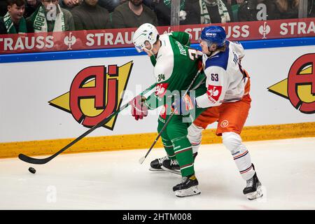 Angelholm, Suède 01 mars 2022. Adam Edstrom de Rogle et Joni Tuulola de Tappara lors du match final de la Ligue de hockey des champions entre Rogle BK et Tappara Tampere dans la Catena Arena à Angelholm, Suède le 01 mars 2022. Foto: Anders Bjuro / TT / Kod 11830 Banque D'Images