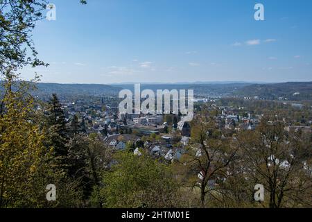 La vue depuis le dessus de la ville de Bad Honnef par beau temps de printemps Banque D'Images