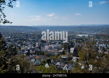 La vue depuis le dessus de la ville de Bad Honnef par beau temps de printemps Banque D'Images