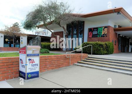 Vote par courrier boîte aux lettres officielle à l'hôtel de ville de Millbrae, Californie, États-Unis; une alternative sûre pour le retour des bulletins de vote et le vote. Banque D'Images