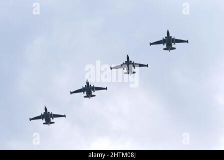 Kiev, Ukraine - 24 août 2021: L'Armée de l'Air ukrainienne Sukhoi su-25 des avions à pied-de-Frogfoot dans le ciel au-dessus de Kiev pendant la parade de l'indépendance de l'Ukraine Banque D'Images