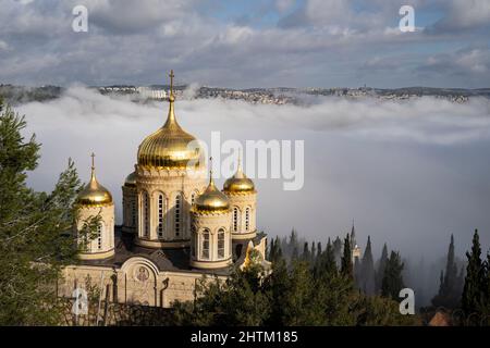 Jérusalem, Israël - 11th février 2022 : le monastère orthodoxe russe Moscovia ensoleillé surplombant le quartier Ein Karem de Jérusalem, Israël, couvert Banque D'Images