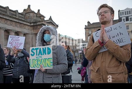 The Mound, Édimbourg, Écosse, Royaume-Uni. 1st mars 2022. Les gens se congregaent librement sur la place du Mound à Édimbourg pour protester contre l'invasion russe. Banque D'Images