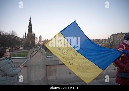 The Mound, Édimbourg, Écosse, Royaume-Uni. 1st mars 2022. Les gens se congregaent librement sur la place du Mound à Édimbourg pour protester contre l'invasion russe. Banque D'Images