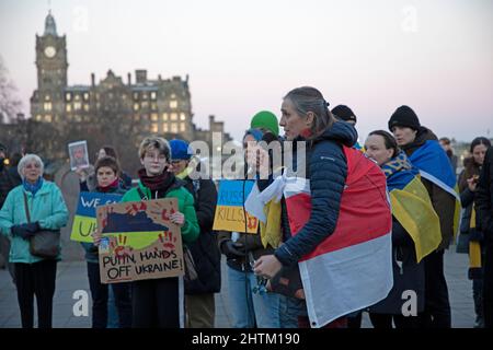 The Mound, Édimbourg, Écosse, Royaume-Uni. 1st mars 2022. Les gens se congregaent librement sur la place du Mound à Édimbourg pour protester contre l'invasion russe. Banque D'Images