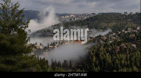 Brouillard matinal dans les vallées autour de Jérusalem, Israël. Quartier Ein karem au premier plan. Banque D'Images