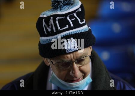 PETERBOROUGH, ROYAUME-UNI. MARS 1ST. Une vue détaillée d'un fan portant un chapeau de Manchester City devant la cinquième CRAVATE RONDE de la coupe FA entre Peterborough United et Manchester City au Weston Homes Stadium, Peterborough, le mardi 1st mars 2022. (Crédit : James HolyOak | MI News) crédit : MI News & Sport /Alay Live News Banque D'Images