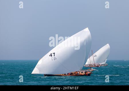 Abu Dhabi, eau - 17 mars 2013 : course traditionnelle de voile de dhow à Abu Dhabi. 60 mètres. Banque D'Images