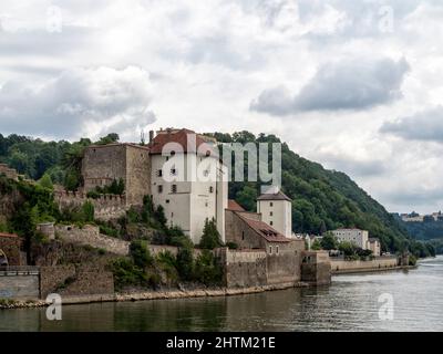 PASSAU, ALLEMAGNE - 12 JUILLET 2019 : vue extérieure de la Veste Niederhaus sur la rive du Danube, au-dessous du château de Veste Oberhaus Banque D'Images
