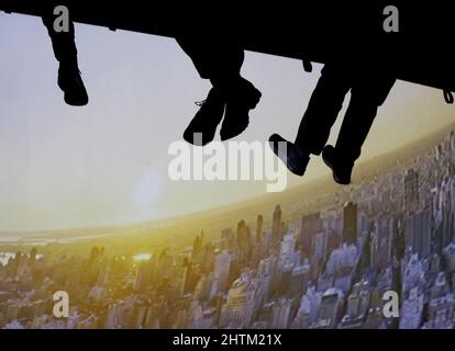 Les coureurs se délectent d'un vol de théâtre qui met, plonge et s'élève tout en montrant des vues sur les monuments de New York lors d'un aperçu de presse pour RiseNY dans Times Square à New York le mardi 1 mars 2022. RiseNY est une attraction unique en son genre, centrée sur New York, qui associe un vol en flèche qui transporte les visiteurs dans une aventure aérienne à couper le souffle au-dessus de la Grande Pomme, combinée aux galeries d'exposition du musée. La pièce maîtresse de RiseNY est un théâtre de classe mondiale, dernier cri qui offre aux visiteurs une vue unique sur la Grande Pomme. Photo de John Angelillo/UPI Banque D'Images