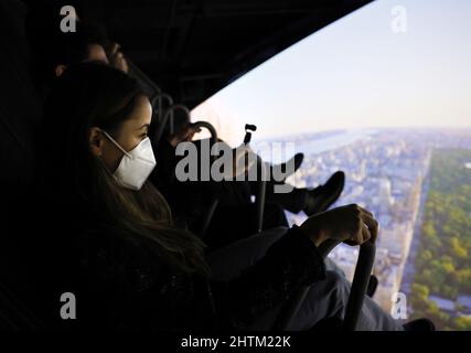 Les coureurs se délectent d'un vol de théâtre qui met, plonge et s'élève tout en montrant des vues sur les monuments de New York lors d'un aperçu de presse pour RiseNY dans Times Square à New York le mardi 1 mars 2022. RiseNY est une attraction unique en son genre, centrée sur New York, qui associe un vol en flèche qui transporte les visiteurs dans une aventure aérienne à couper le souffle au-dessus de la Grande Pomme, combinée aux galeries d'exposition du musée. La pièce maîtresse de RiseNY est un théâtre de classe mondiale, dernier cri qui offre aux visiteurs une vue unique sur la Grande Pomme. Photo de John Angelillo/UPI Banque D'Images