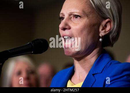 Nosivka, Ukraine. 1st mars 2022. Le représentant des États-Unis, Victoria Spartz (républicain de l'Indiana), fait des remarques sur la situation en Ukraine et le président des États-Unis, Joe Bidenâs, prochain discours sur l'état de l'Union, dans le Rayburn House Office Building à Washington, DC, le mardi 1 mars 2022. Spartz est né à Nosivka, en Ukraine. Credit: Rod Lamkey/CNP/dpa/Alay Live News Banque D'Images