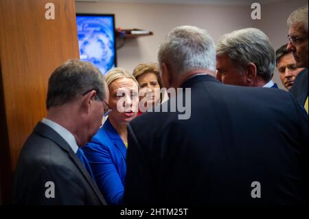 Nosivka, Ukraine. 1st mars 2022. Le représentant des États-Unis Victoria Spartz (républicain de l'Indiana), à gauche, s'entretient avec le chef de la minorité de la Chambre des représentants des États-Unis Kevin McCarthy (républicain de la Californie) dans une pièce latérale avant une conférence de presse de la direction de la Chambre des représentants du parti républicain sur la situation en Ukraine et le président des États-Unis Joe Bidenâs prochain discours sur l'état de l'Union, Dans l'immeuble Rayburn House à Washington, DC, le mardi 1 mars 2022. Spartz est né à Nosivka, en Ukraine. Credit: Rod Lamkey/CNP/dpa/Alay Live News Banque D'Images