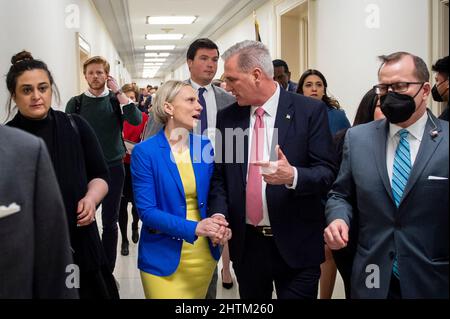 Nosivka, Ukraine. 1st mars 2022. Le représentant des États-Unis, Victoria Spartz (républicain de l'Indiana), à gauche, s'entretient avec le chef de la minorité de la Chambre des représentants des États-Unis, Kevin McCarthy (républicain de la Californie) à la suite d'une conférence de presse sur la situation en Ukraine et le président des États-Unis, Joe Bidenâs prochain discours sur l'état de l'Union, Dans l'immeuble Rayburn House à Washington, DC, le mardi 1 mars 2022. Spartz est né à Nosivka, en Ukraine. Credit: Rod Lamkey/CNP/dpa/Alay Live News Banque D'Images