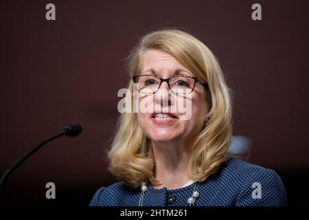 Heather Conley, présidente du Fonds Marshall allemand des États-Unis, comparaît devant une audience du Comité sénatorial des services armés pour examiner les défis et la stratégie de sécurité mondiale, dans l'édifice Dirksen du Bureau du Sénat à Washington, DC, le mardi 1 mars 2022. Crédit : Rod Lamkey/CNP Banque D'Images