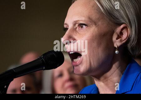 Nosivka, Ukraine. 1st mars 2022. Le représentant des États-Unis, Victoria Spartz (républicain de l'Indiana), fait des remarques sur la situation en Ukraine et le président des États-Unis, Joe Bidenâs, prochain discours sur l'état de l'Union, dans le Rayburn House Office Building à Washington, DC, le mardi 1 mars 2022. Spartz est né à Nosivka, en Ukraine. Credit: Rod Lamkey/CNP/dpa/Alay Live News Banque D'Images