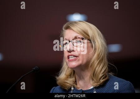 Heather Conley, présidente du Fonds Marshall allemand des États-Unis, comparaît devant une audience du Comité sénatorial des services armés pour examiner les défis et la stratégie de sécurité mondiale, dans l'édifice Dirksen du Bureau du Sénat à Washington, DC, le mardi 1 mars 2022. Crédit : Rod Lamkey/CNP Banque D'Images