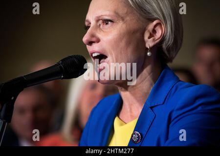 Nosivka, Ukraine. 1st mars 2022. Le représentant des États-Unis, Victoria Spartz (républicain de l'Indiana), fait des remarques sur la situation en Ukraine et le président des États-Unis, Joe Bidenâs, prochain discours sur l'état de l'Union, dans le Rayburn House Office Building à Washington, DC, le mardi 1 mars 2022. Spartz est né à Nosivka, en Ukraine. Credit: Rod Lamkey/CNP/dpa/Alay Live News Banque D'Images