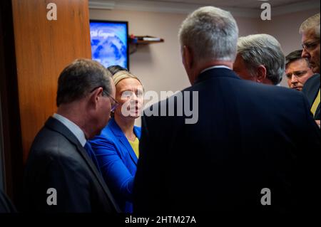 Nosivka, Ukraine. 1st mars 2022. Le représentant des États-Unis Victoria Spartz (républicain de l'Indiana), à gauche, s'entretient avec le chef de la minorité de la Chambre des représentants des États-Unis Kevin McCarthy (républicain de la Californie) dans une pièce latérale avant une conférence de presse de la direction de la Chambre des représentants du parti républicain sur la situation en Ukraine et le président des États-Unis Joe Bidenâs prochain discours sur l'état de l'Union, Dans l'immeuble Rayburn House à Washington, DC, le mardi 1 mars 2022. Spartz est né à Nosivka, en Ukraine. Credit: Rod Lamkey/CNP/dpa/Alay Live News Banque D'Images