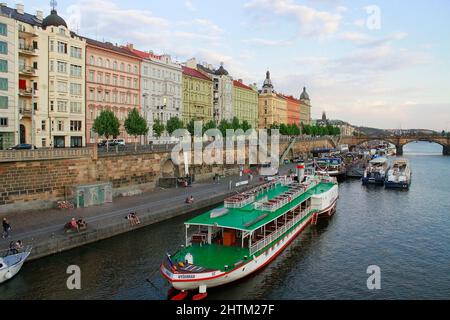 Prague, Tchéquie - 26 juin 2021 : vue panoramique sur la ville de Prague et le Danube. Banque D'Images