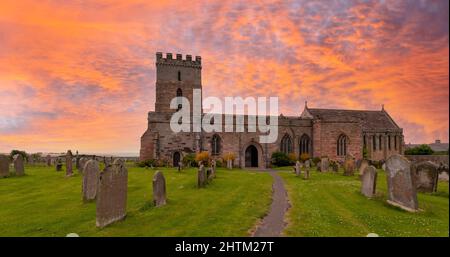 Église paroissiale de St Aiden, Bamburgh, Northumberland, Royaume-Uni - un bâtiment classé de catégorie I. Banque D'Images