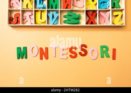 le mot montessori représenté comme un concept par des lettres de couleur bois sur un fond Banque D'Images