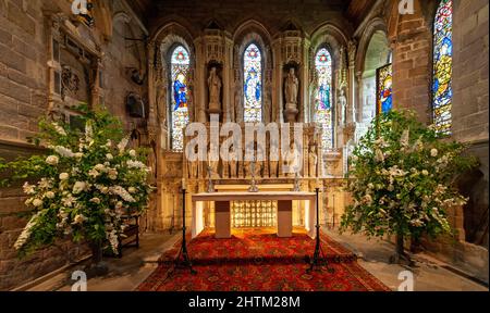 Église paroissiale de St Aiden, Bamburgh, Northumberland, Royaume-Uni - un bâtiment classé de catégorie I avec vue intérieure montrant l'autel Banque D'Images