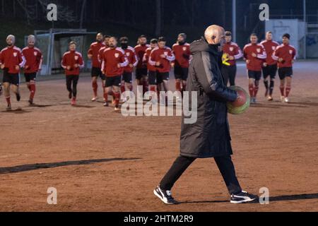 01 mars 2022, Basse-Saxe, Osnabrück: L'ancien joueur international de football Mario Basler est sur le terrain d'entraînement des joueurs de SC Türkgücü Osnabrück. Basler est le nouvel entraîneur du club de ligue de district. L'homme de 53 ans avait annoncé en février qu'il allait reprendre le poste après avoir perdu un pari. Photo: Friso Gentsch/dpa Banque D'Images