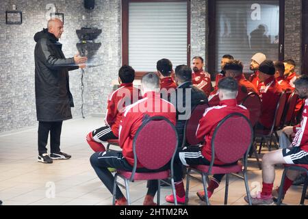 01 Mars 2022, Basse-Saxe, Osnabrück: L'ancien joueur international de football Mario Basler (l) se tient dans le clubhouse et parle aux joueurs de SC Türkgücü Osnabrück. Basler est le nouvel entraîneur du club de ligue de district. L'homme de 53 ans avait annoncé en février qu'il allait reprendre le poste après avoir perdu un pari. Photo: Friso Gentsch/dpa Banque D'Images