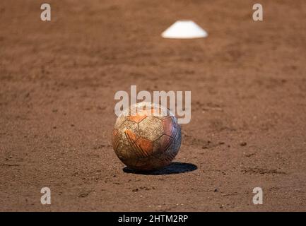 01 mars 2022, Basse-Saxe, Osnabrück: Une balle de football se trouve sur un terrain de cendre. Photo: Friso Gentsch/dpa Banque D'Images