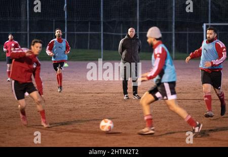 01 mars 2022, Basse-Saxe, Osnabrück: L'ancien joueur international de football Mario Basler (M, retour) est sur le terrain d'entraînement des joueurs de SC Türkgücü Osnabrück. Basler est le nouvel entraîneur du club de ligue de district. L'homme de 53 ans avait annoncé en février qu'il allait reprendre le poste après avoir perdu un pari. Photo: Friso Gentsch/dpa Banque D'Images