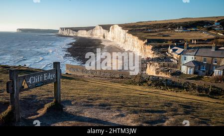 Vue depuis Birling Gap dans East Sussex le long des falaises de craie connues sous le nom de Seven Sisters dans South Downs, East Sussex, Royaume-Uni. Banque D'Images