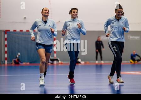 Créteil, France, 1 mars 2022, Alicia Toublanc de France, Lucie Granier de France et Cleopatre Darleux de France pendant la formation de l'équipe française de handball le 1 mars 2022 à la Maison du Handball à Créteil, France - photo Antoine Massinon / A2M Sport Consulting / DPPI Banque D'Images