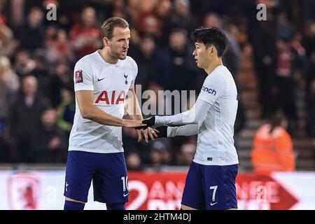 Middlesbrough, Royaume-Uni. 01st mars 2022. Harry Kane #10 de Tottenham Hotspur et son Heung-min #7 de Tottenham Hotspur frappez les mains avant le coup de pied à Middlesbrough, Royaume-Uni, le 3/1/2022. (Photo de Mark Cosgrove/News Images/Sipa USA) crédit: SIPA USA/Alay Live News Banque D'Images