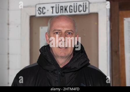 01 mars 2022, Basse-Saxe, Osnabrück: L'ancien joueur international de football Mario Basler se dresse devant le pavillon de SC Türkgücü Osnabrück. Basler est le nouvel entraîneur du club de ligue de district. L'homme de 53 ans avait annoncé en février qu'il allait reprendre le poste après avoir perdu un pari. Photo: Friso Gentsch/dpa Banque D'Images