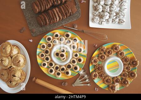 Vue de dessus de divers types de délicieux biscuits sur une table Banque D'Images